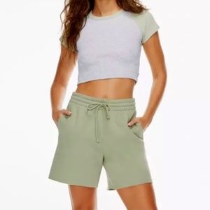 ARITZIA TNA Cozy Fleece Boyfriend Sweatshort - Green - LIKE NEW